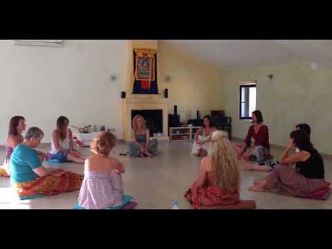 Видео: Возвращение к интуиции. Практика Присутствия с Юлией Лагун на женском ретрите.