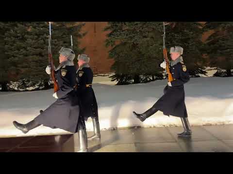 Видео: Смена караула у Могилы неизвестного солдата в Москве.Changing of the guard  in Moscow.