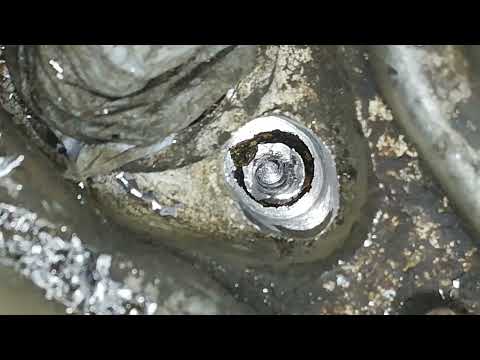 Видео: SsangYong Actyon сломались болты крепления третьей и четвёртой форсунки удаление