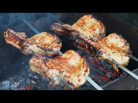 Видео: ЛУЧШИЙ маринад для СОЧНОГО ШАШЛЫКА из свиной корейки на кости! Мясо просто тает во рту!