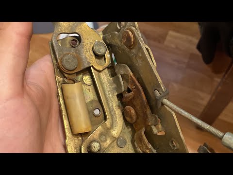 Видео: Ремонт механизма замка двери газ 2410