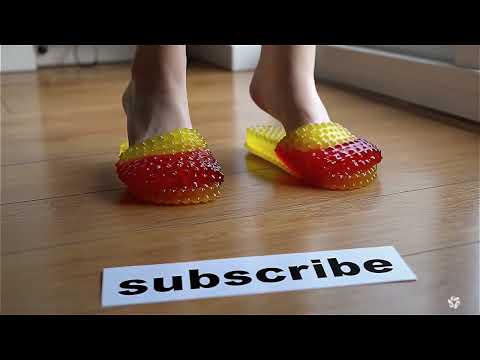 Видео: Wan Text to Video Макросъёмка  на полу стоят тапочки, полностью сделанные из мар