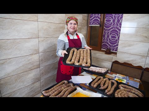 Видео: ГОТУЄМО КОВБАСУ В БАНКИ і РУЛЕТИ В СЕЛІ