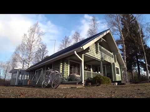 Видео: Как живут финны. Обзор финского гостевого дома в Финляндии с баней на берегу озера с кучей рыбы.