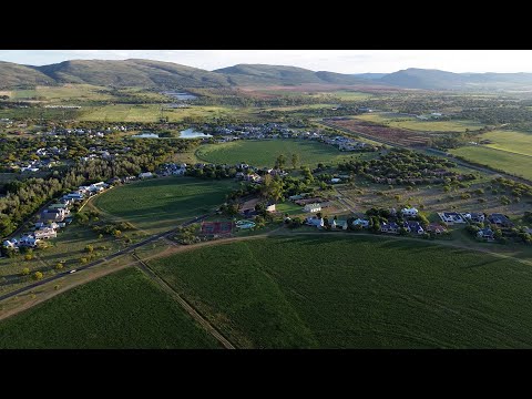 Видео: Африканский поселок - The Coves