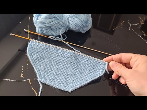 Видео: Как связать модель двухцветных женских носков спицами.