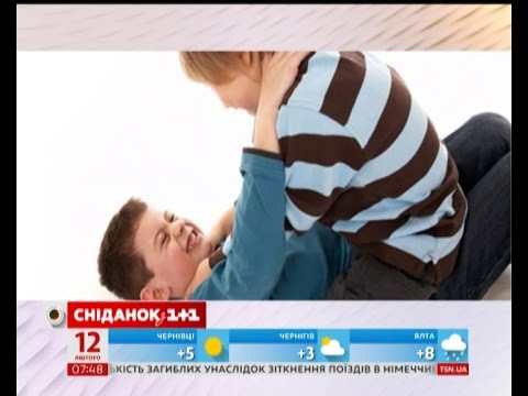 Видео: Як навчити дитину захищати себе - давати здачі чи уникати конфліктів?