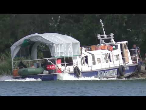 Видео: Рыбацкий баркас пытаются снять с мели река Дон 29 08 2022