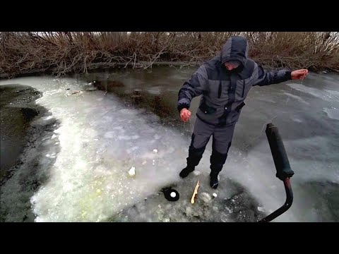 Видео: Рыбалка на хапуги по первому льду!