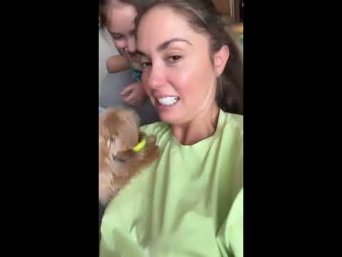 Видео: Агата Муцениеце сделала мелирование.