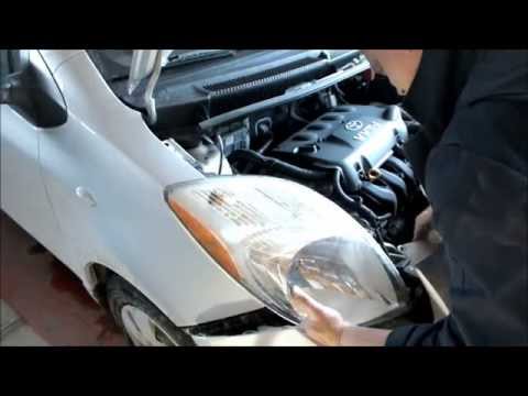 Видео: Замена фар, указателей поворота или габаритных огней на Toyota Yaris
