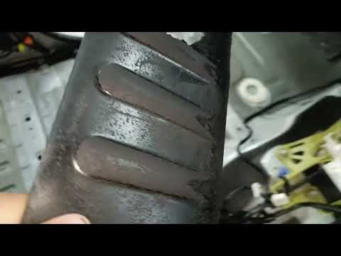 Видео: Штатная битумная изоляция пола на Mitsubishi L200 пятого поколения, 2023 г. 