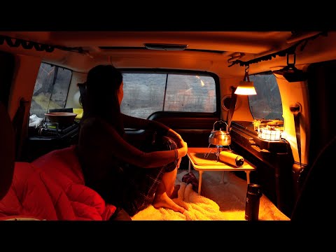 Видео: Зимний автомобильный кемпинг. Собственный кинотеатр в уютном пространстве. живописный вид на озеро