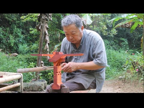 Видео: Дедушка Аму делает разнообразные любанские табуретки и лубанские столы из цельного дерева.