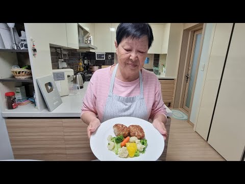 Видео: МАМА ГОТОВИТ ЗРАЗЫ/MOM IS COOKING ZRAZA FOR DINNER