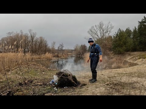 Видео: Попали в БРАКОНЬЕРСКИЕ УГОДИЯ! Сжигаем СЕТИ! Рыбалка по заливам Северского Донца! Ловля Щуки...