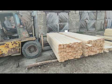 Видео: львовский погрузчик перевозит пачки