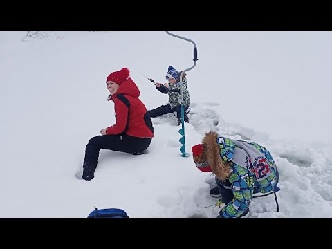 Видео: Маленький спец на рыбалке.