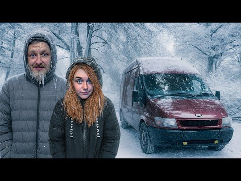 Видео: Зимняя жизнь в фургоне полна суровых будней… Вот как мы согреваемся