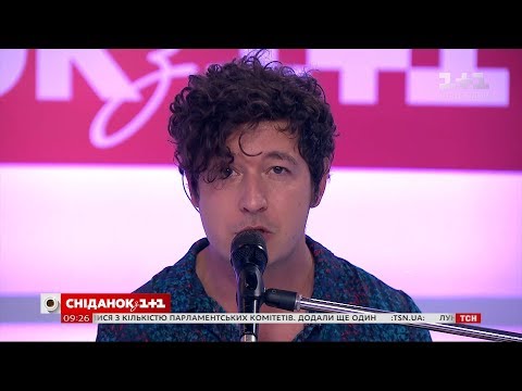 Видео: Дмитрий Шуров исполнил песню "Шампанські очі" в Сніданку з 1+1