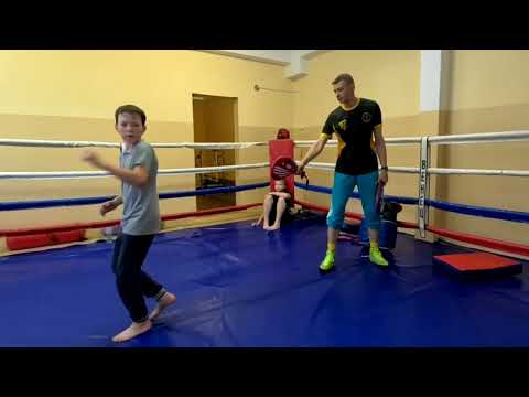 Видео: Кикбоксинг. Тренировка с детьми 6-10 лет. Удары ногами на лапах.