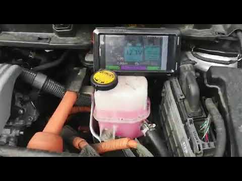 Видео: Тоёта приус 30. Визуальная проверка помпы инвертора на работоспособность.