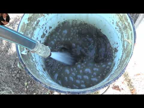 Видео: Підживлення кущів і дерев курячий послід.