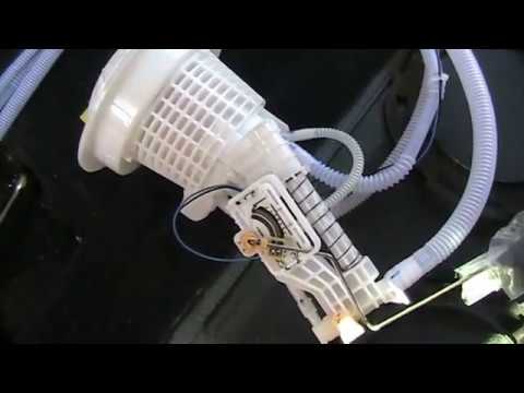 Видео: Замена фильтра топливного насоса Chrysler 300 Dodge Magnum Charger для пассажира