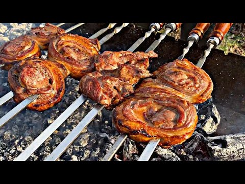 Видео: рулет из баранины на углях надетые на шампура