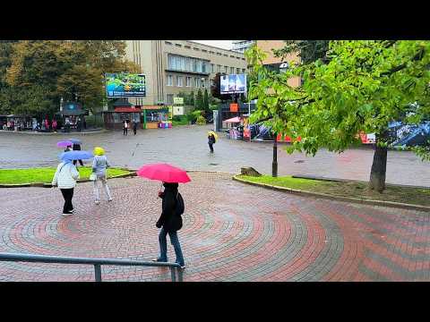 Видео: Дощ і концерт в час пік на бюветі у Трускавці, золота осінь 10 жовтня 2025 р.