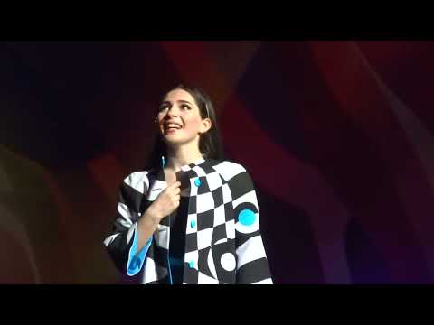 Видео: Алиса и страна чудес. Вниз по дороге. Александра Каспарова. 11.06.2022, день