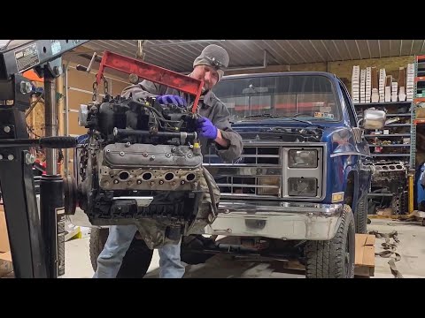 Видео: Как заменить старую коробку передач на Chevrolet Square Body.