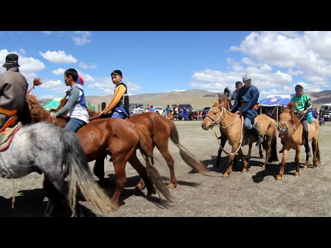 Видео: Монголия, великое путешествие на УАЗе - Скачки - trip to Mongolia horse racing