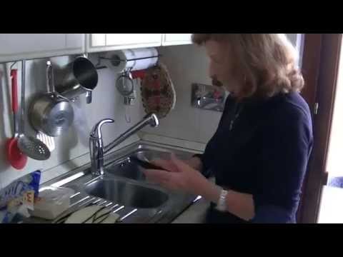 Видео: Итальянская свекровь готовит баклажаны. ПАРМИДЖАНА.