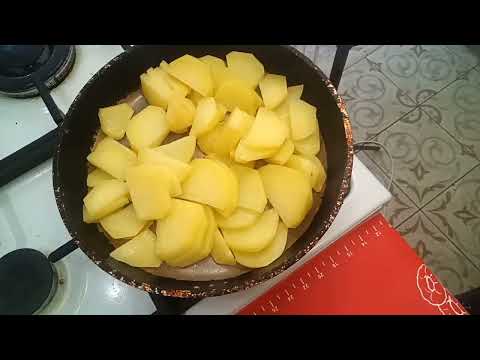 Видео: Аз ғана  фарш  және  картоптан ерекше тағам! Өте дәмді және  тез дайын болады.Сүйіп жейтін  тамақ!