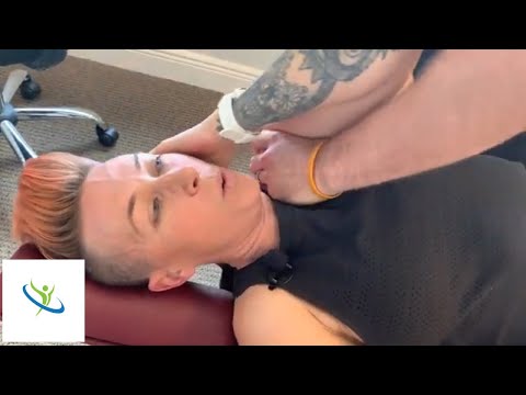 Видео: Хиропрактическая коррекция: громкий треск | Профессиональный велосипедист с болью в грушевидной м...