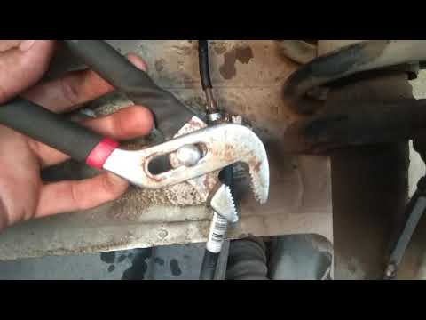 Видео: Хонда одиссей RA 7 замена тормозной жидкости и прокачка тормозов без помощника.
