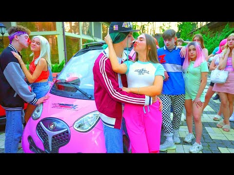 Видео: Даяна и мажоретките СРЕЩАТ НОВИ МОМЧЕТА ❤️ Приключението на Даяна и приятели!