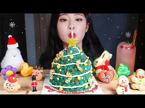 Видео: MUKBANG * Рождественский десерт 🎄 Шоколадный торт & Макарон ASMR Eating Show
