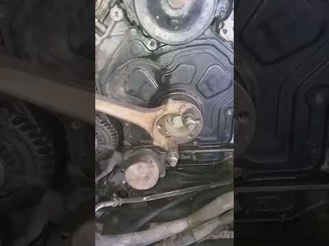 Видео: как открутить болт шкифа рэндж ровер 5.0