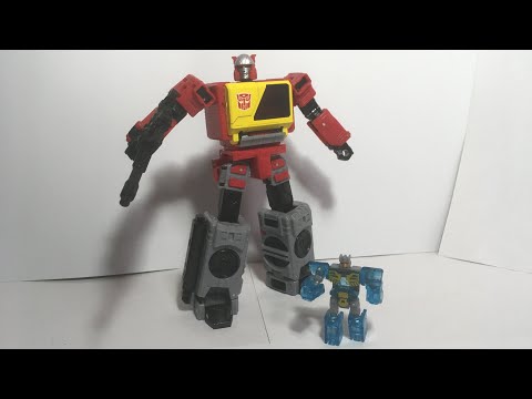 Видео: Обзор на фигурку Transformers Legacy Voyager class Autobot Blaster and Eject