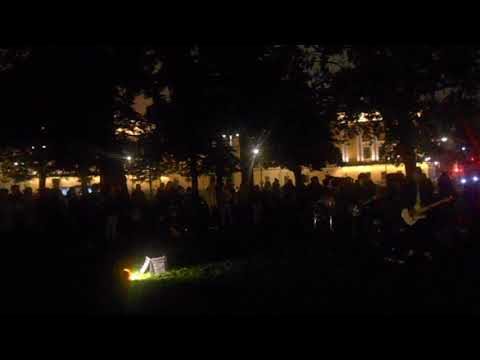 Видео: Уличные музыканты Питер гр. ISTREETBAND у Эрмитажа 30 августа ч1 - Smells Like Teen Spirit