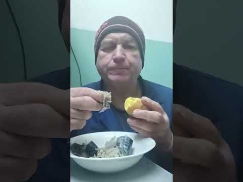 Видео: Ем маринованную скумбрию с картошкой мундире на работе