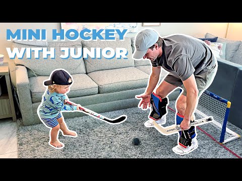 Видео: Мини-хоккейный хаос с Джуниором!