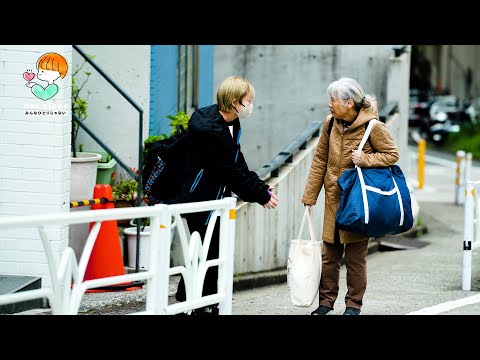 Видео: Момент, когда люди помогают пожилой женщине, несущей тяжелые сумки.