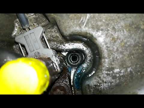 Видео: SsangYong Kyron сломалась свеча накала 4-го цилиндра, удаление