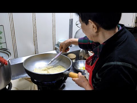 Видео: Рамен магазин, который иногда открыт / Корейская уличная еда