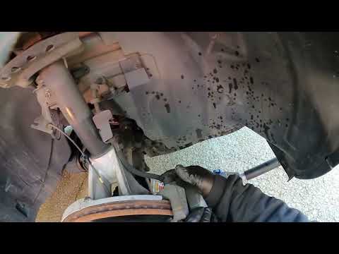 Видео: Как заменить передние тормозные колодки Land Rover Discovery Sport 2017 года