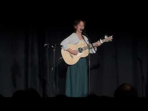 Видео: "Надоело мне слушать про пиршество тел.." Вера Матвеева исп. Алина Коротенко