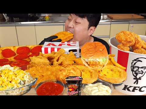 Видео: MUKBANG KFC Приправленный куриный бургер, пицца Булдак, острая лапша, жареная курица и бургеры!